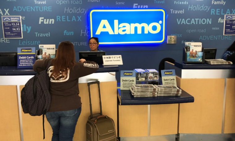 ホノルル空港でalamo アラモ レンタカーを借りる